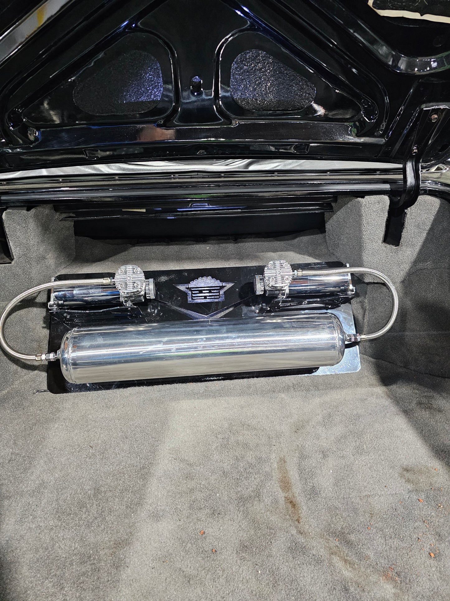 AIR RIDE BOARD WITH CREST AND V